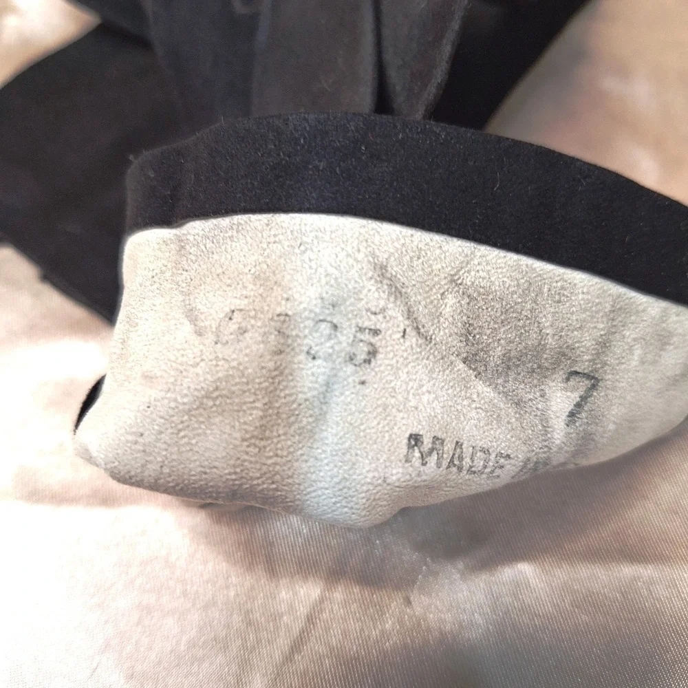 Elegant Women's black Kislov Suede gloves wth white‎ cuff trim and chain Size 7